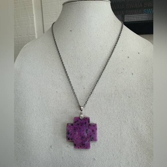 Heavy purple agate cross on a silvertone chain - Picture 1 of 6